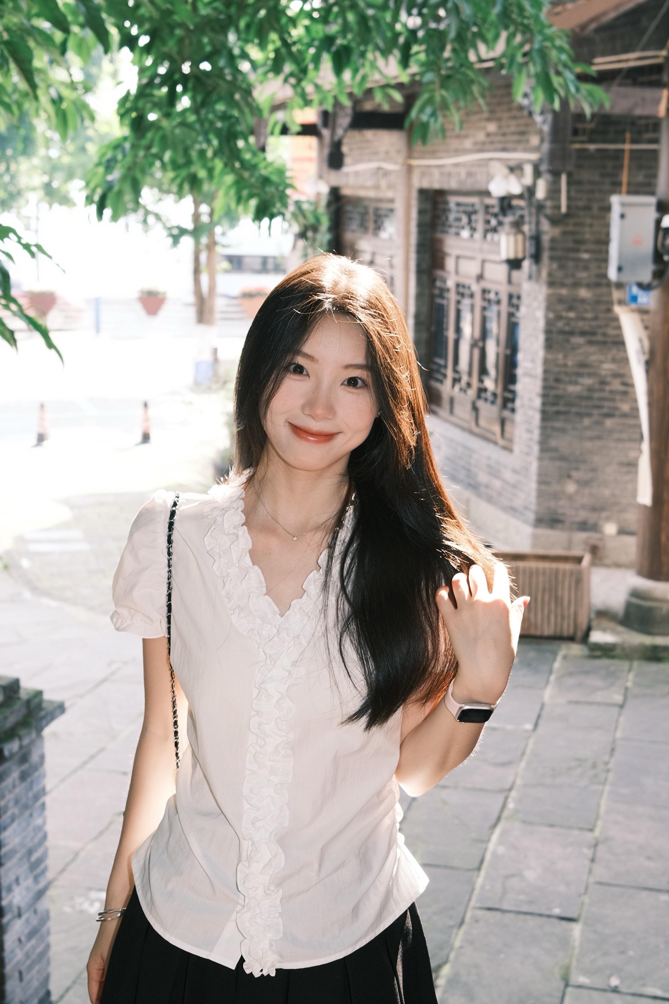 人特别弱 动不动就泪涔涔 人又特别坚强 泪涔涔也依旧向前