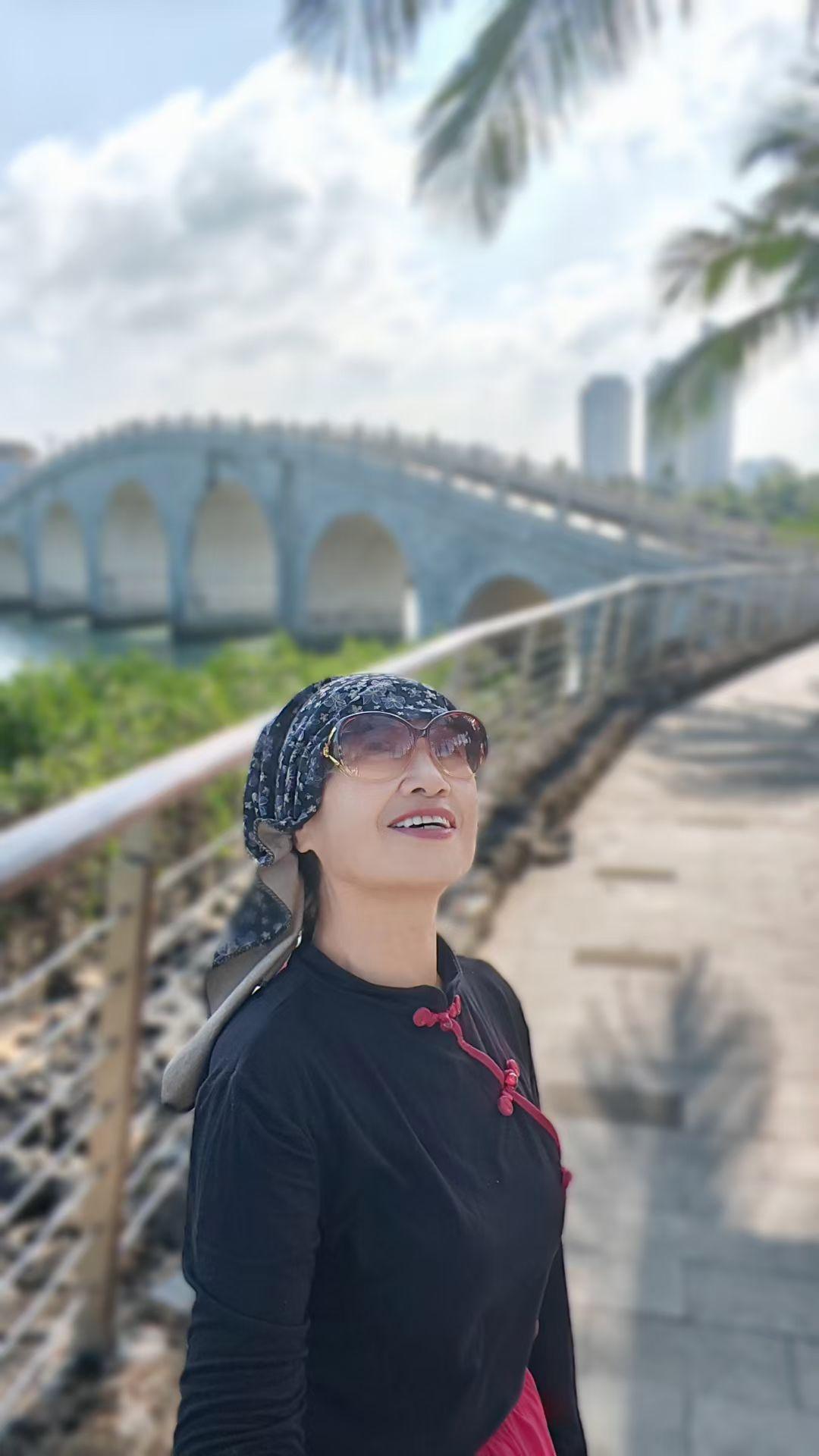 🌴 椰风把桥影摇成蓝绸带，步道沿着海的心事蜿蜒，连阳光都在发梢跳着热带的舞。