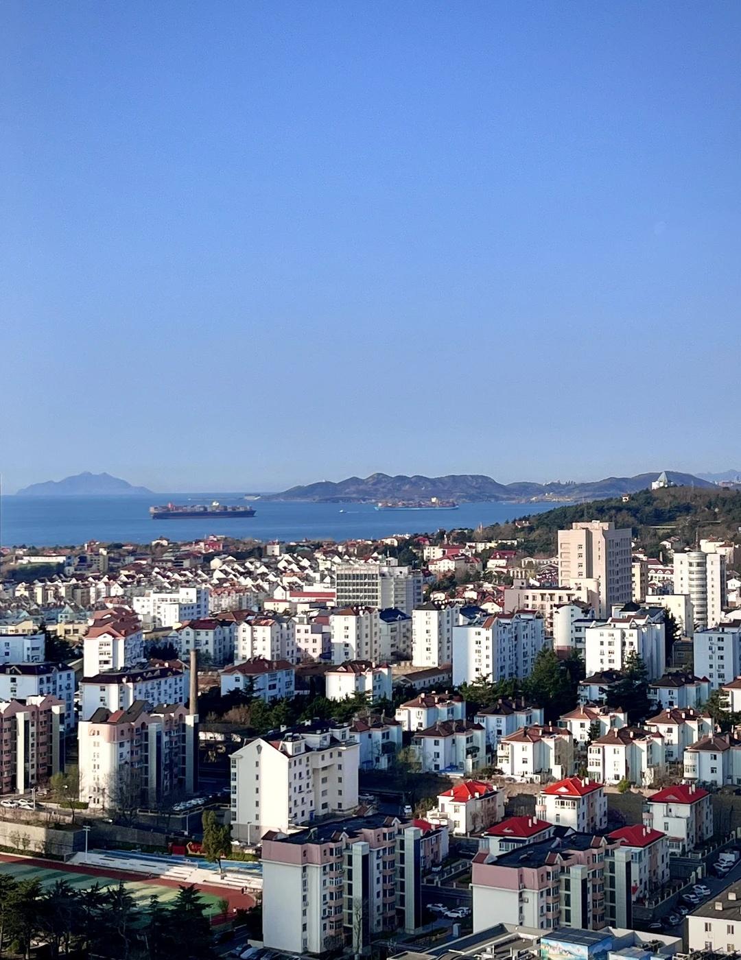 睁眼看到晴空万里，一天都有好心情
每天拉开窗帘都像开盲盒
晴空万里是限量款[鼓掌