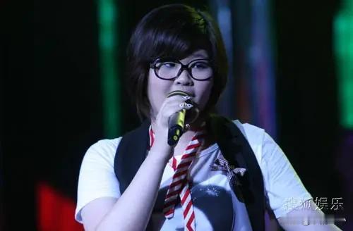 《清平乐·赞刘欢欢歌艺》乐韵诗心原创:
 
舞台灯耀，欢韵清音妙。甜润歌喉如鹊闹