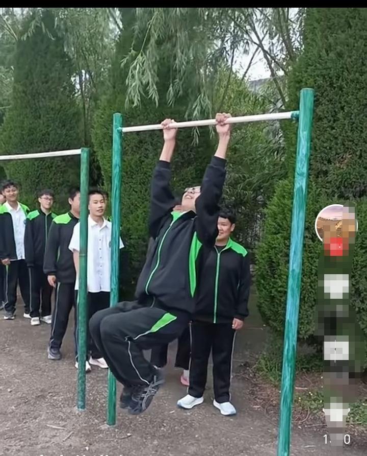 我记得高中那时候引体向上能做8个以上，厉害的同学做到了满分12个！看了现在小孩的
