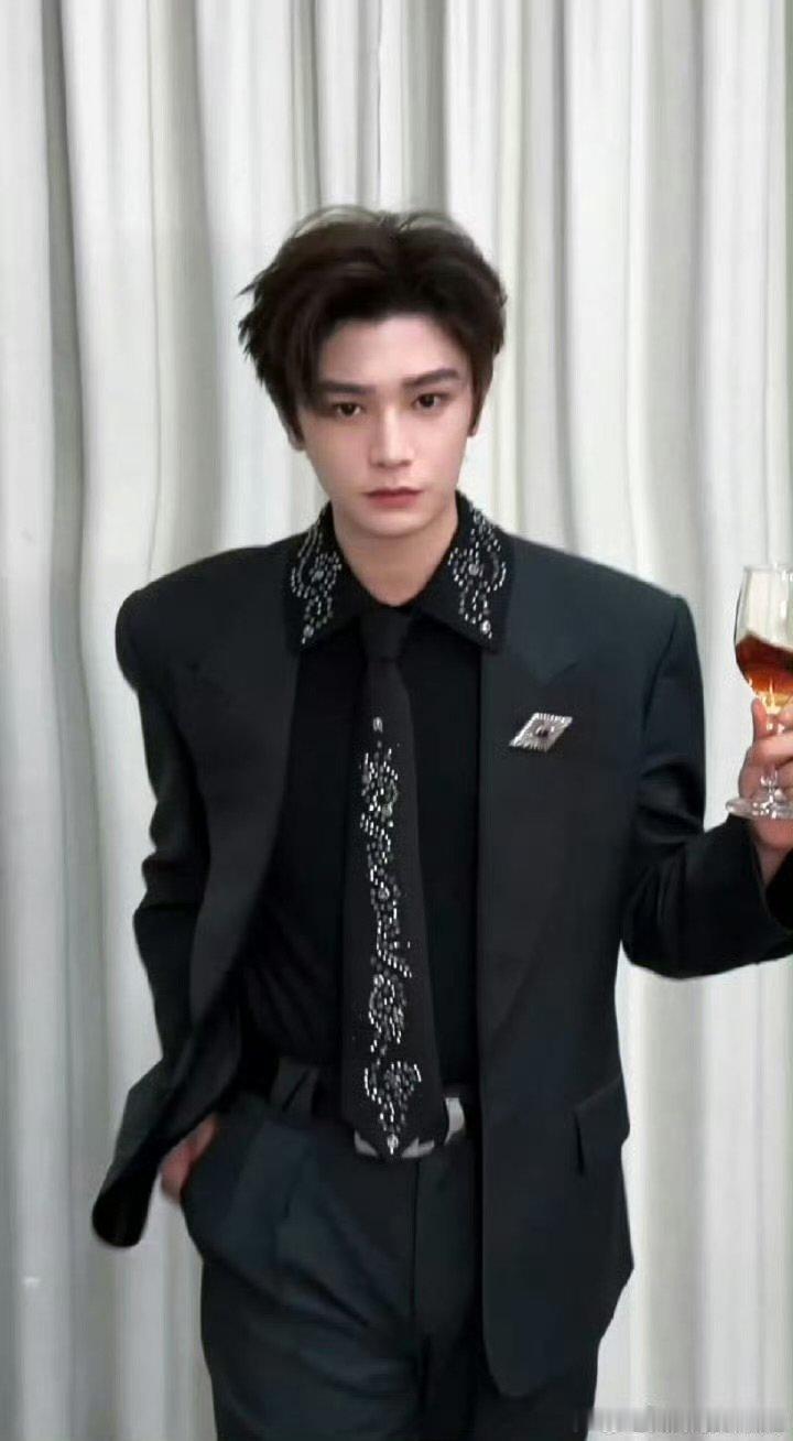 丁禹兮抽奖送粉丝新年礼物丁禹兮送新年礼物丁禹兮抽奖送粉丝新年礼物 