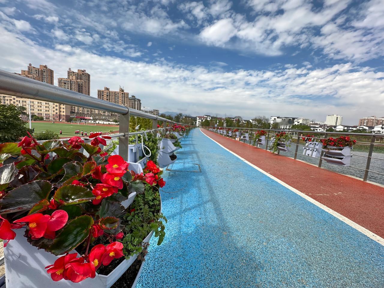 闺蜜的女儿，电子科技大学毕业，直升国防科技大学硕士研究生，今年年底即将毕业，参加