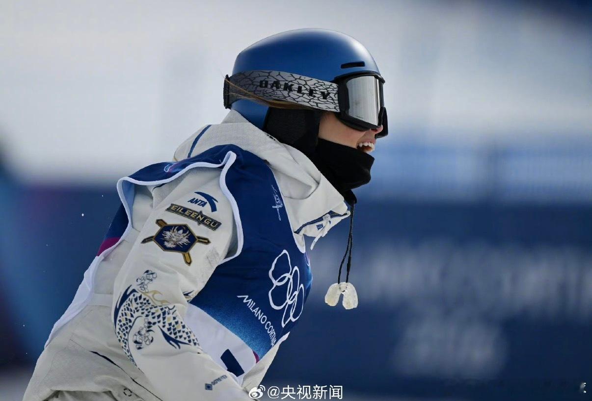 谷爱凌首轮排名第一开局即高光，谷爱凌首轮直接拿下第一，用实力奠定节奏。没有多余的