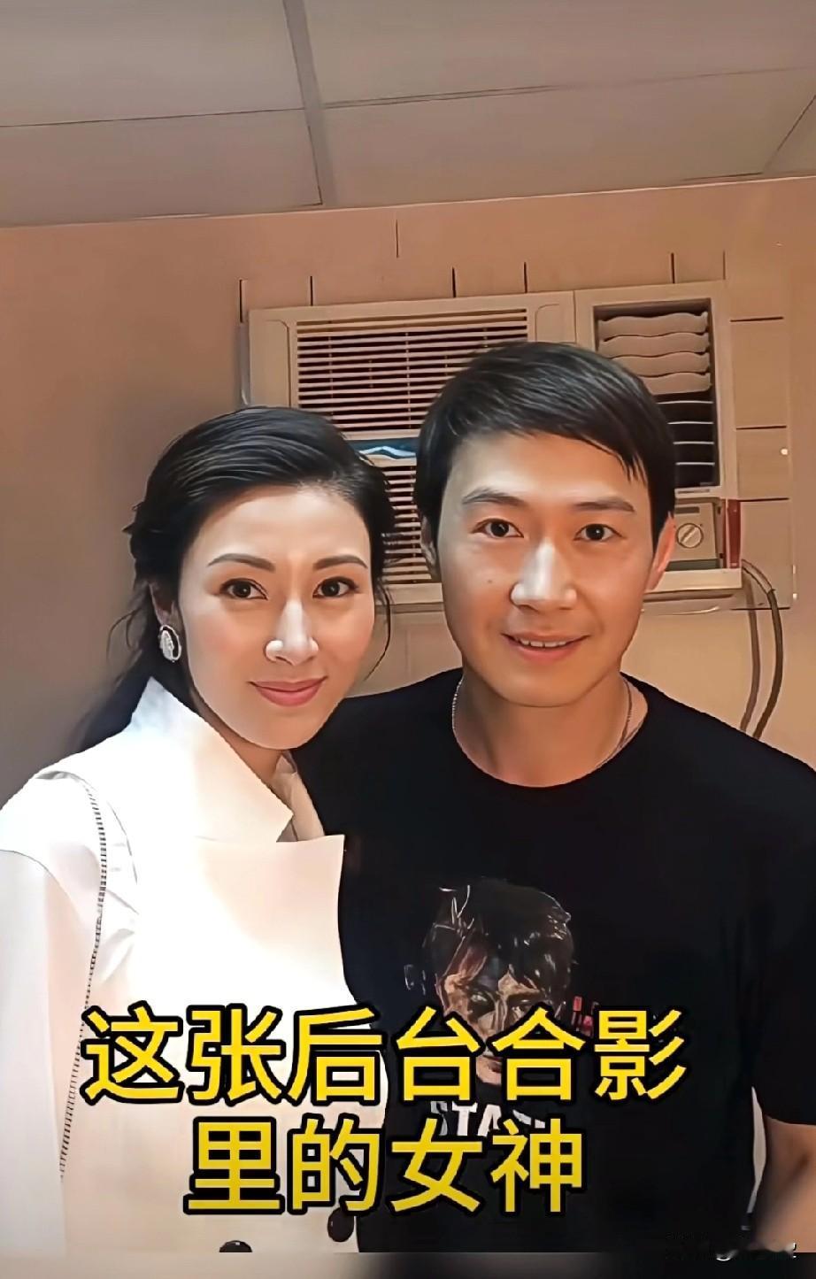 这张照片里的女神是90年代港圈公认的最美港姐，她的美貌曾让全港为之倾，她曾和身旁