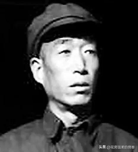 1941年，太行神枪手李殿冰掩护群众转移后，再回山上潜伏，看到山脚下行进的敌人队