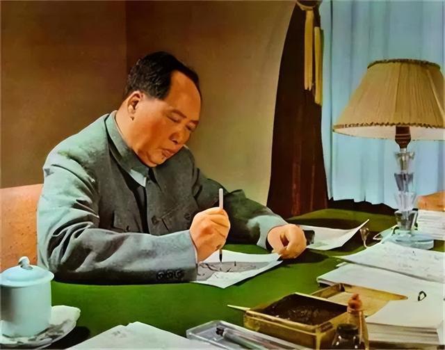 伟大的领袖毛泽东，
您的功绩，前无古人；
您的才能，后无来者。
祖国永远铭记您！
