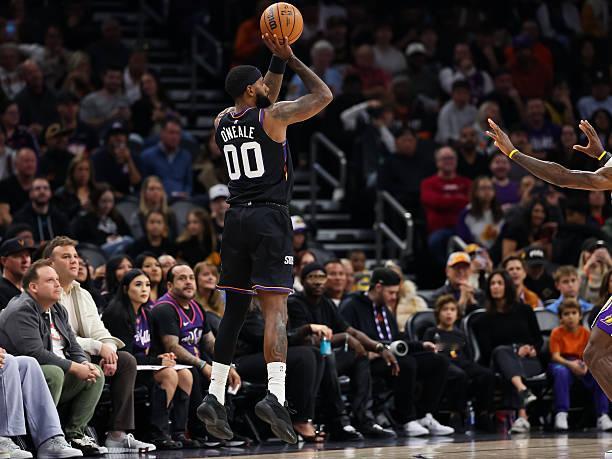 进入12月以来，湖人每场能让对手投进16.6个三分，联盟最多。每场限制对手三分命