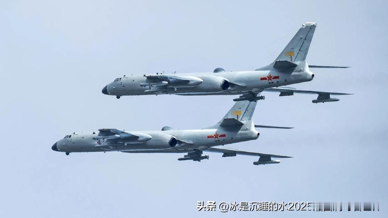 分享一张官网公布的中国空军轰-6J喷气式远程轰炸机携带“鹰击”反舰导弹双机编队飞