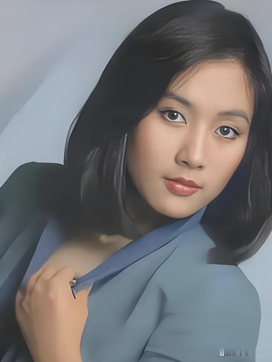 吕绣菱，秋水为眸，芙蓉为面。一颦一笑皆入画，温婉如诗，惊艳了旧时光，温柔了岁月长