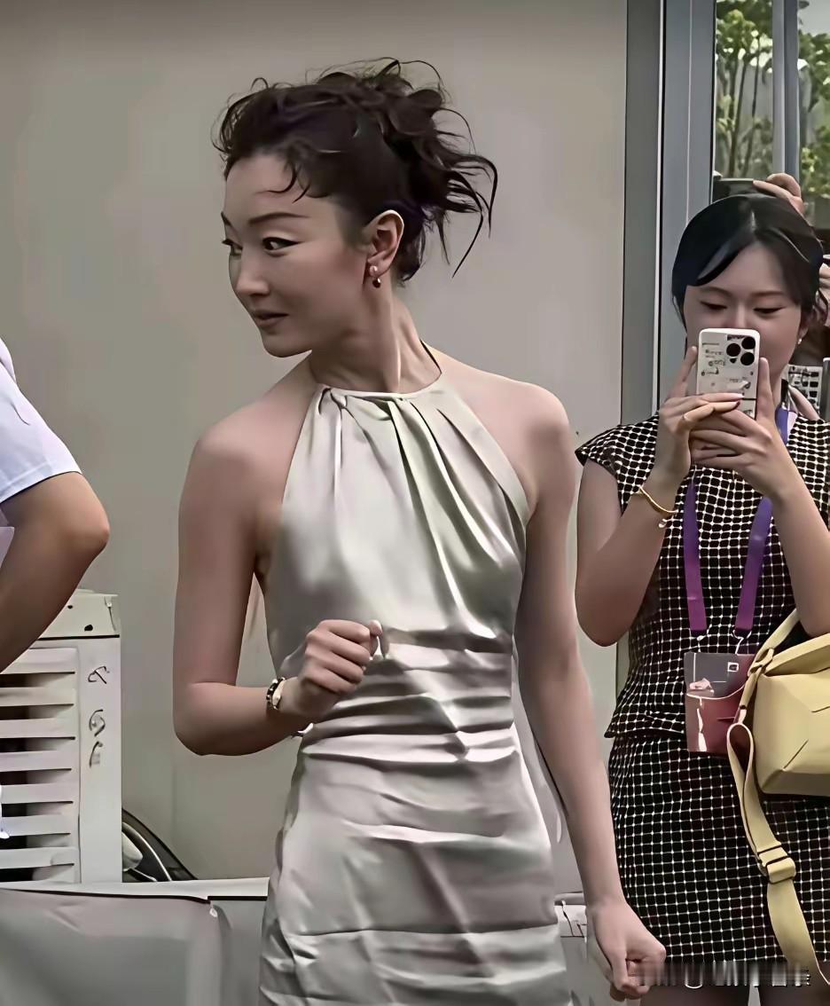 周冬雨的这身裙子太不适合她了，本身周冬雨就瘦，平胸，就不应该穿这种贴身的面料的衣