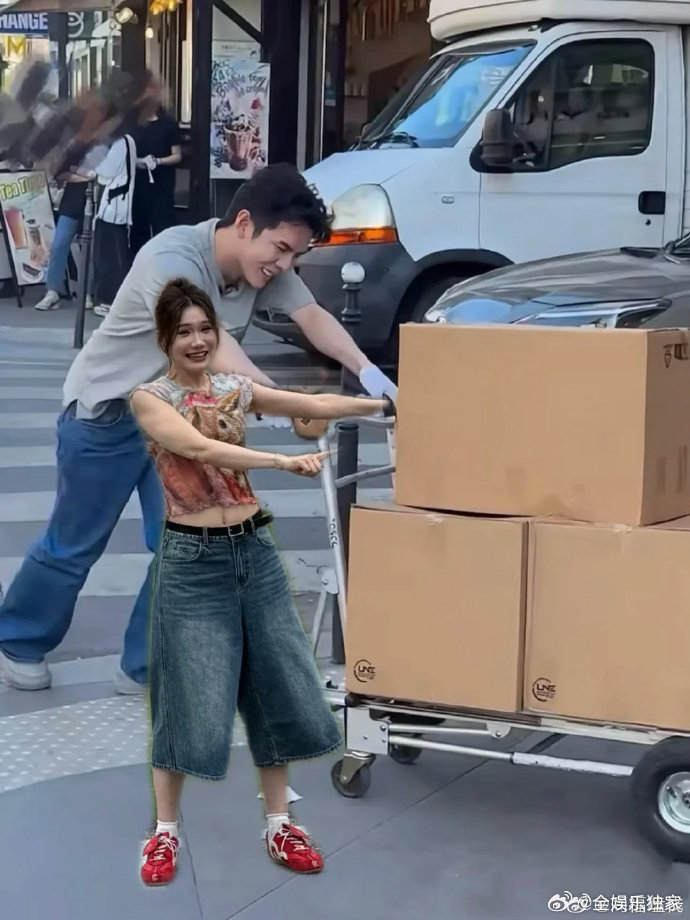 李佳琦主打体力旺旺主打美丽李佳琦承包所有体力任务，累到气喘也坚持，只为让团队呈现