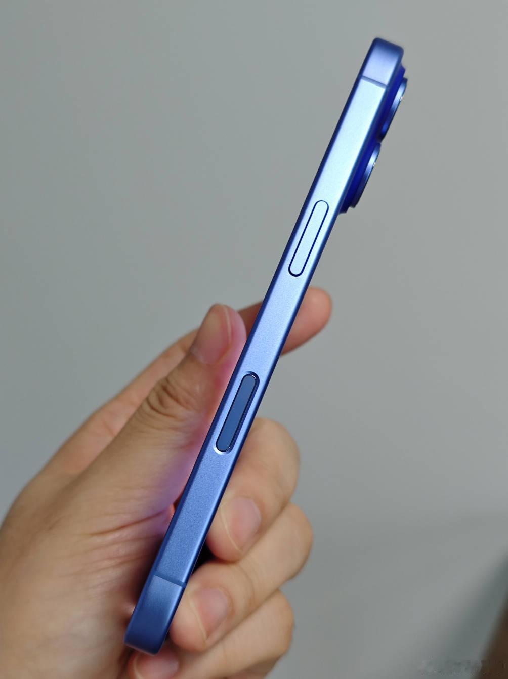 体验了2天，iPhone16系列这个拍照按键还是觉得难用。首先如果你日常持机是右