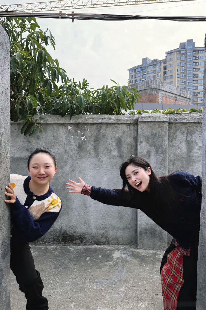 李嘉琦沈月闺蜜穿搭李嘉琦沈月闺蜜装桃花坞最让人会心一笑的小默契，莫过于李嘉琦和沈