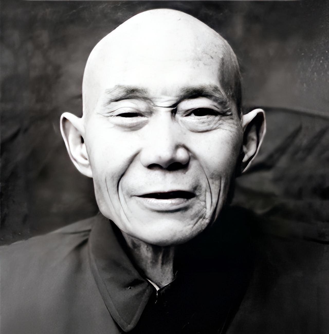 1940年5月，一名地下党投靠了日军，见到日军队长后，他突然他拿出手枪，对着日军