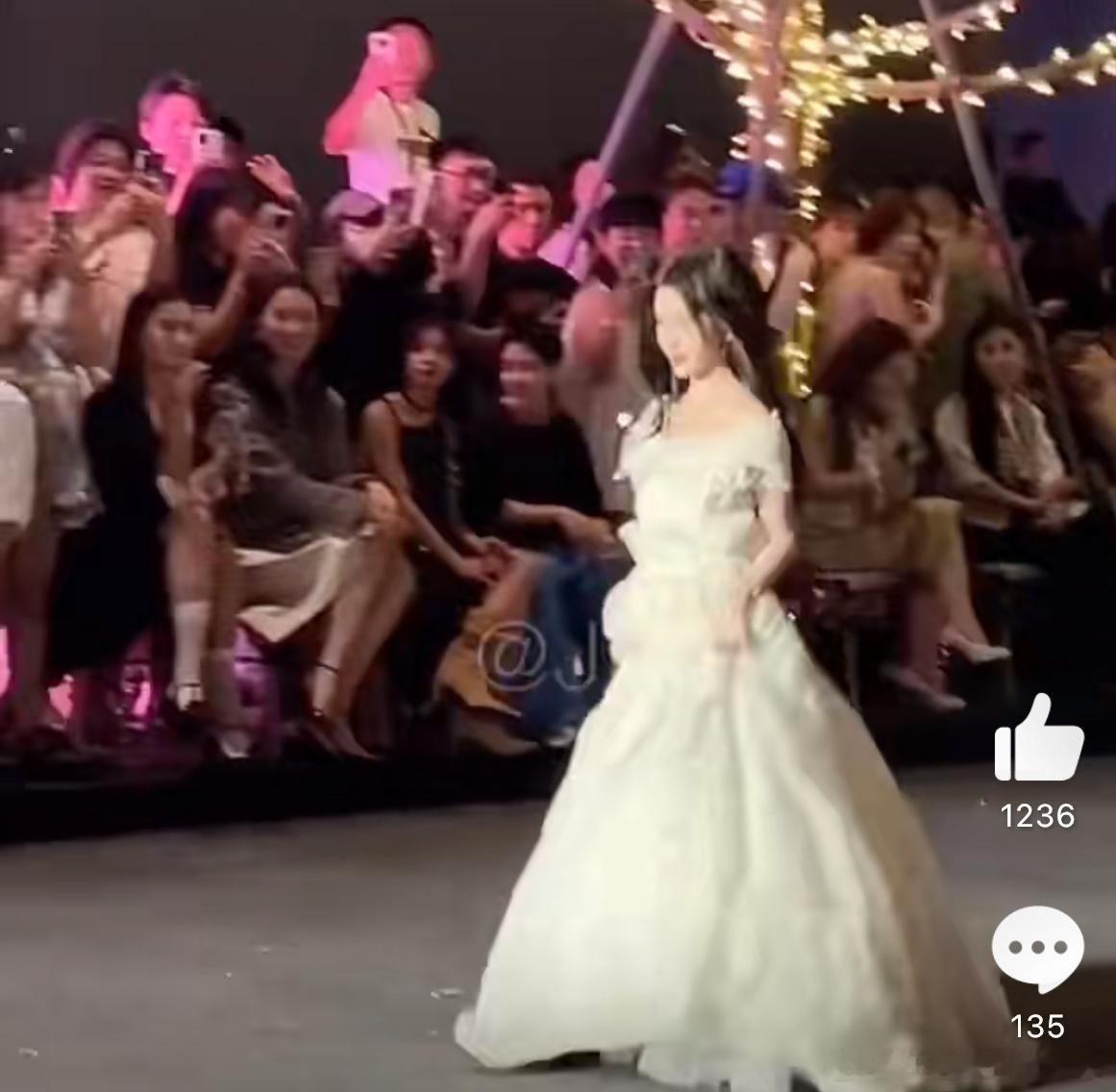 鞠婧祎永远卡大头不怎么出席活动是正确的 ​​​