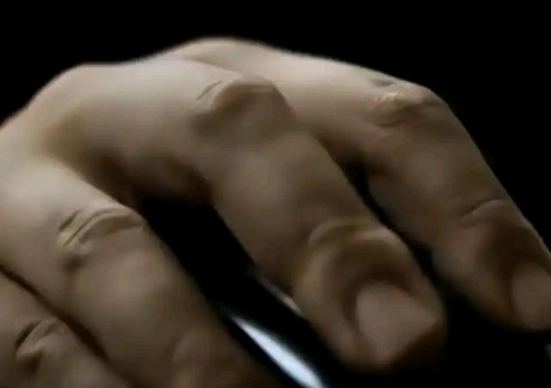 迷彩下的深渊：一张军装照引出的国安警示

深夜，手机屏幕的微光映着赵某的脸。他滑