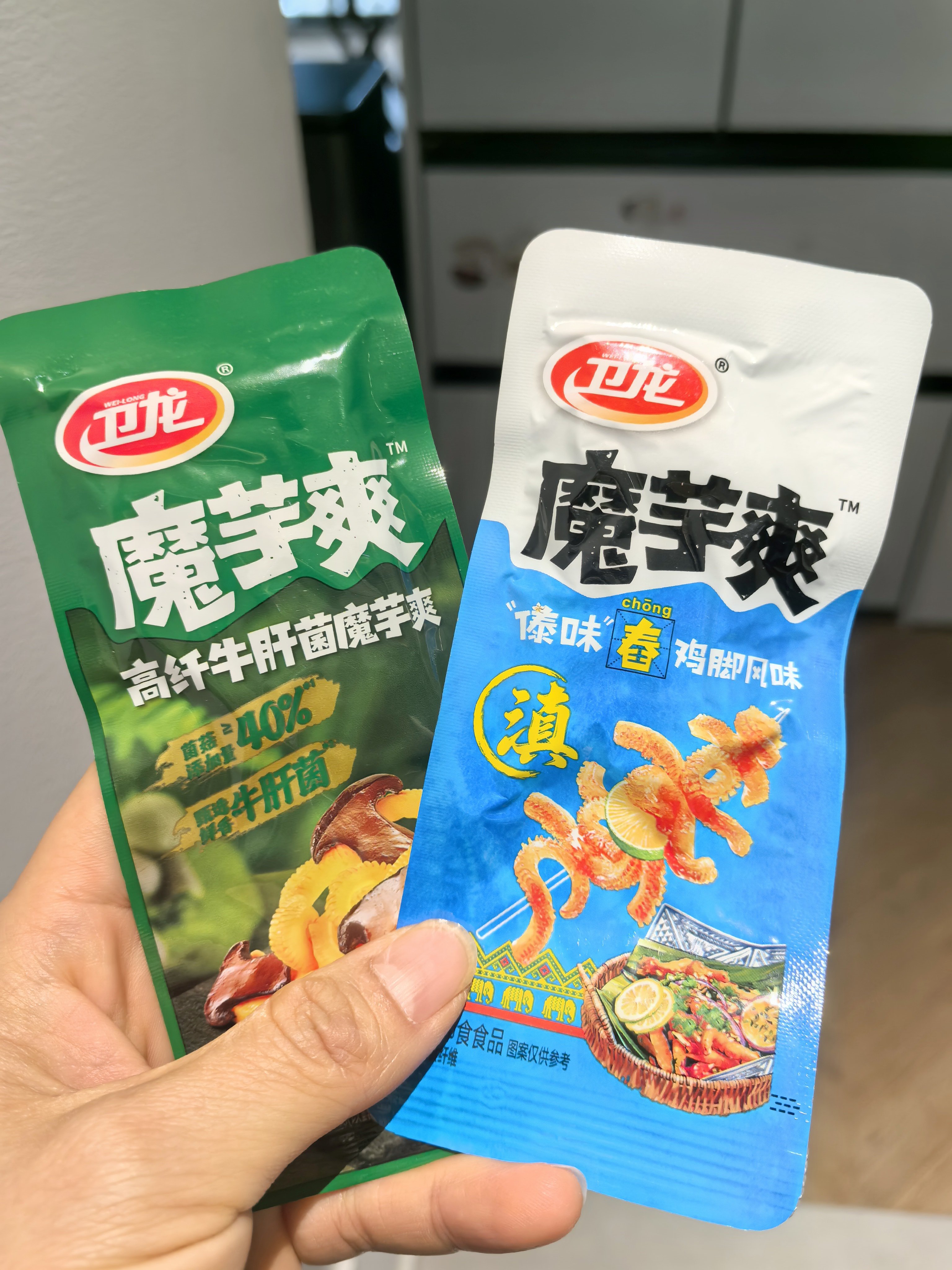 这两个新口味魔芋爽你们吃了吗！我喜欢牛肝菌味儿的我居然连舂鸡脚的都嫌辣，退化了啊