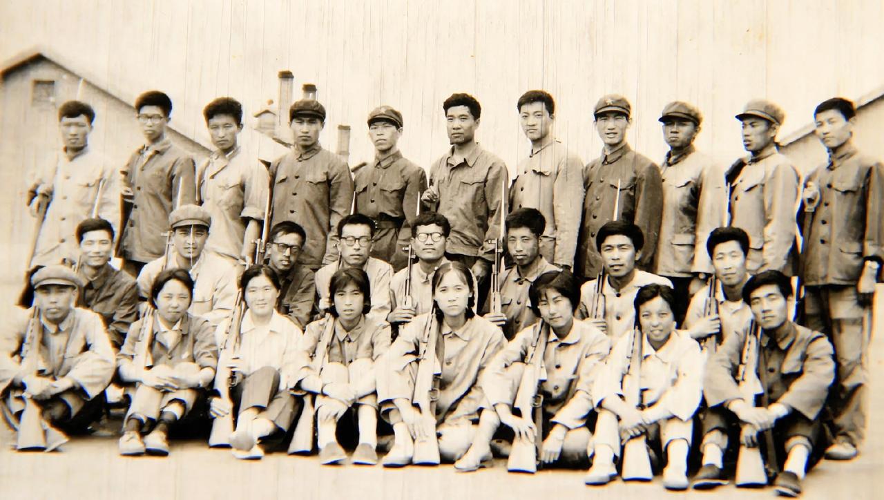 1978年，辽宁大学77届学生到锦县学军，那场面现在回想起来还历历在目！
学生们