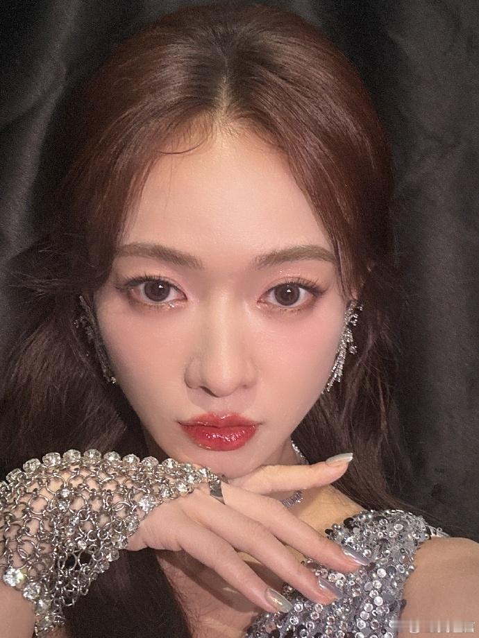 #吴谨言单肩亮片裙##吴谨言烟花碎钻耳环# 吴谨言今天的造型，柔和桃色加上单肩亮