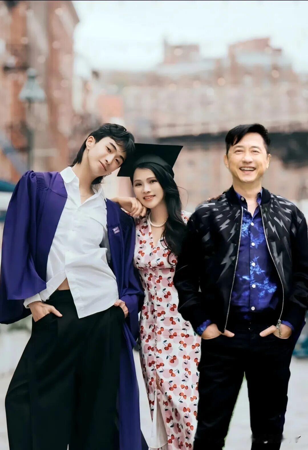 爱恨纠缠，似乎是很多感情结束后的常态。而伊能静和庾澄庆，走出了另一种模样。岁月流