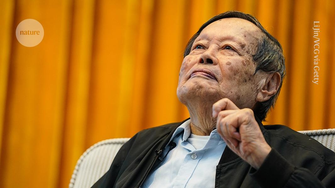 杨振宁讣告：这位直觉型物理学家关于对称性破缺的理论已被证实正确
杨在理论物理学方