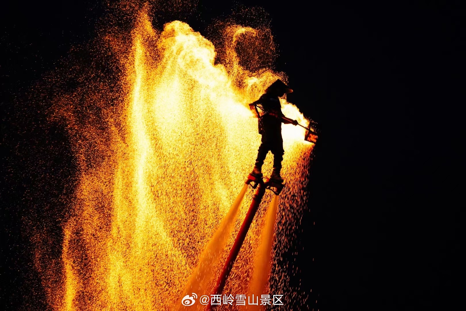 “水上火壶”惊现雪山🔥西岭水上狂欢夜！💦//🔥成都周边独一份的“水火狂欢夜