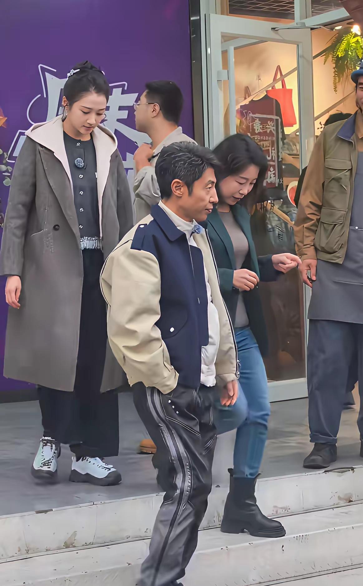 撒贝宁跟关晓彤差不多高