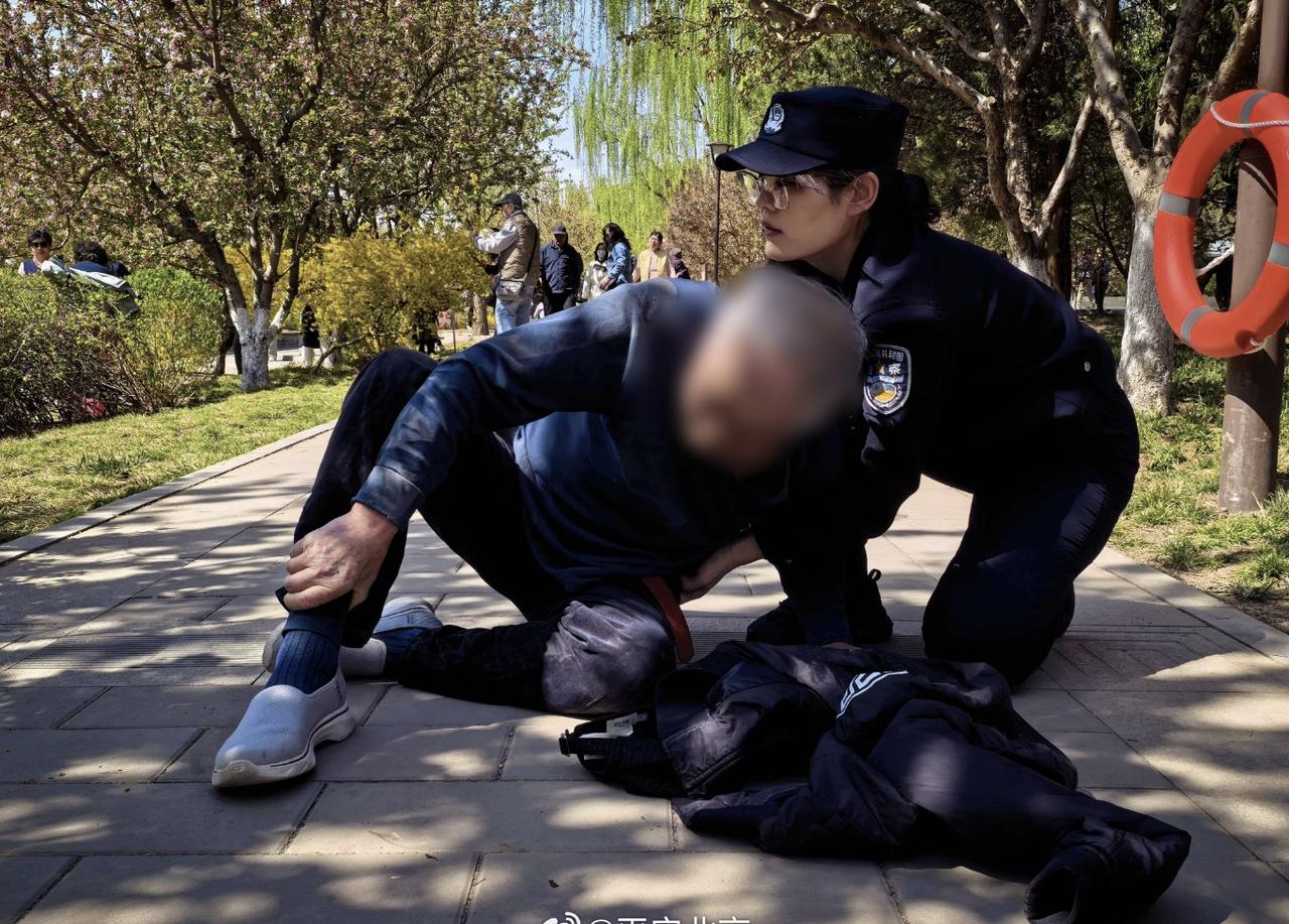 春暖花开日，一83岁老人出游时突然摔倒[惊呆] @平安北京朝阳 亚运村派出所民警