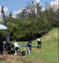 吴克群唱着歌飞上天了 绝了绝了！吴克群新歌MV拍摄现场，他一边深情唱歌一边高空威