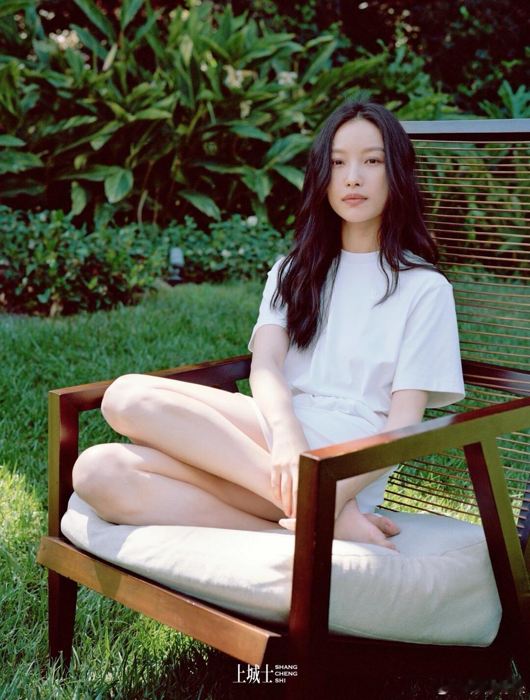倪妮[超话]   倪妮时尚写真大片，自在慵懒，性感度满满！这样的搭配方式既大胆又