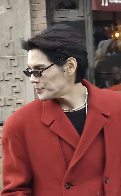 向佐真是瘦出了棱角，这脸感觉像刀子。
向佐如今也是担起家庭重任，赚钱养孩子，赚钱