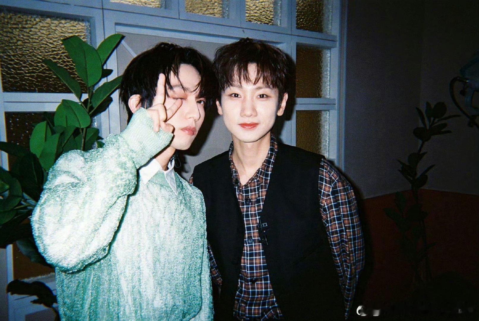 声生不息直播名场面！林宥嘉偷偷打小抄，这份笨拙的认真太圈粉～