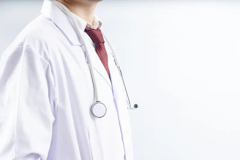 医生冒雨跪地救人 “老人头部受伤，医生冒雨跪地救人”这样的场景太让人动容了。就像