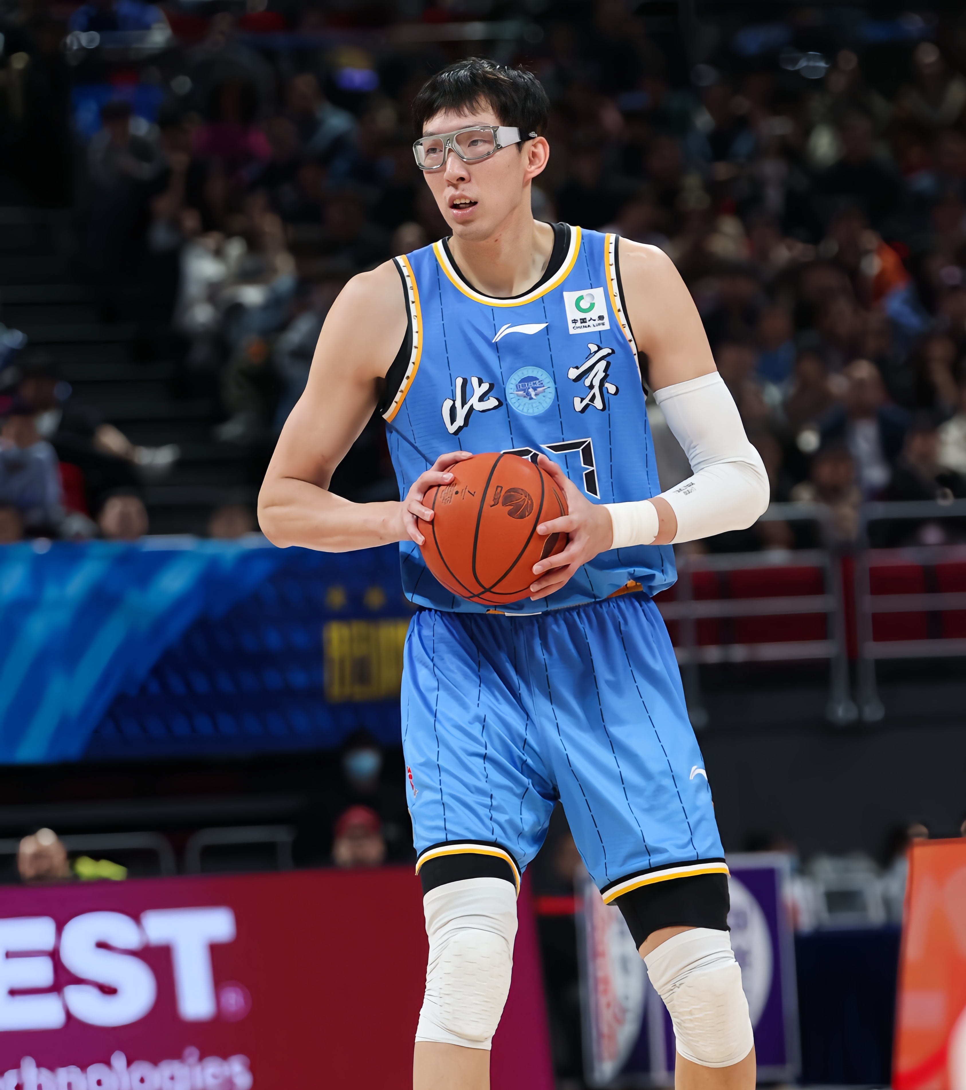 CBA半决赛北京VS上海谁能晋级？上海男篮基本要被淘汰了，国产后卫太差了，2李也