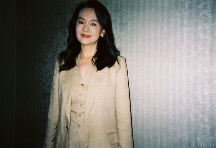咏梅顶级地母系美人 《出走的决心》演员亮相太动人！她的美不具攻击性，眼神藏着岁月