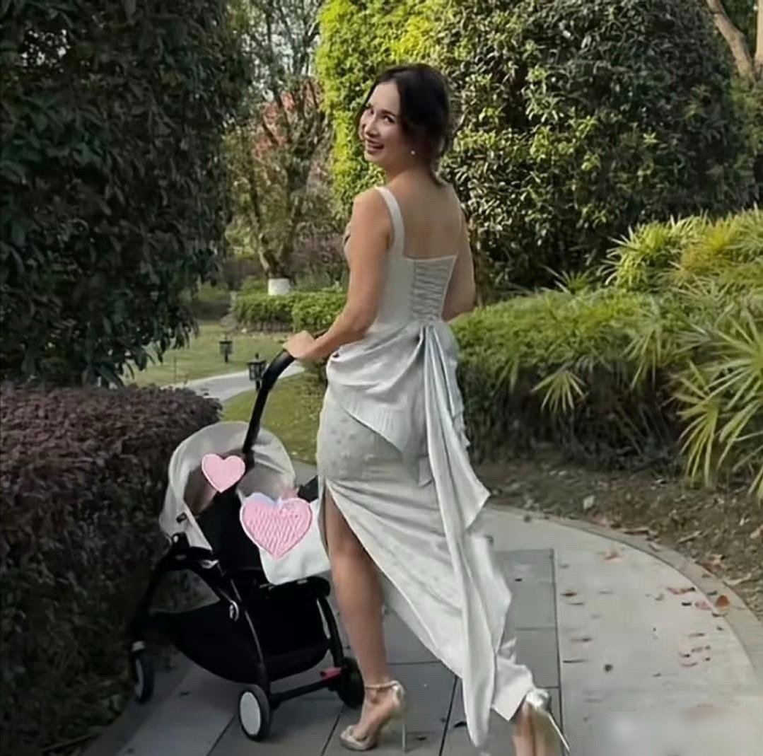 真替宝宝捏把汗，卢靖珊衣着礼服和高跟鞋推着二宝摆拍，差一点就要把婴儿车推进草丛了