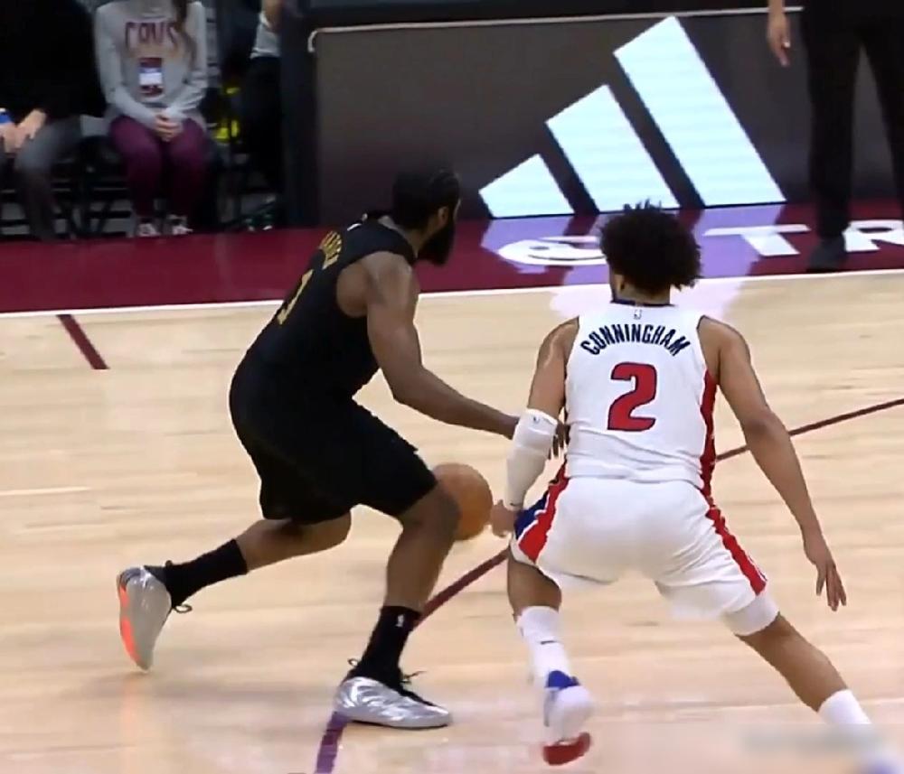 坎宁安快防到哈登脸上了，那球还是进了。全场死寂，底特律小伙子只能蹲在地上无奈摇头