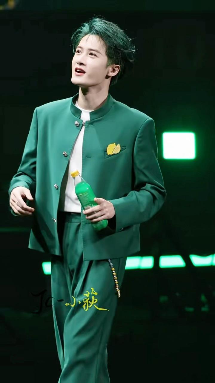 檀健次绿发檀健次新造型绿发好帅啊啊啊啊！神颜驾驭起绿发也轻轻松松 ​​​