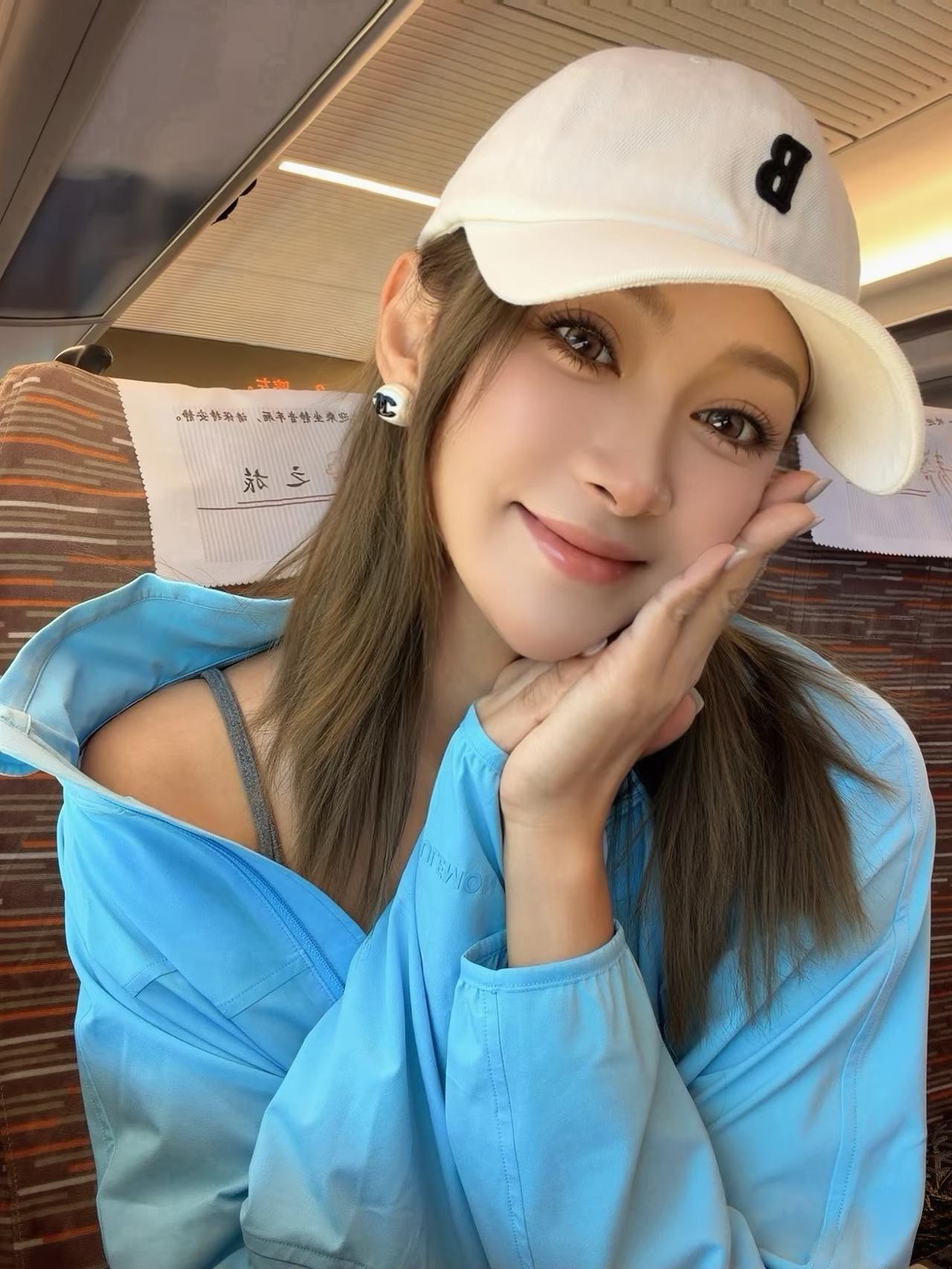 女生如何穿搭看起来时尚更有品味呢蓝色的防晒服搭配白色的运动帽，非常时尚潮流运动气