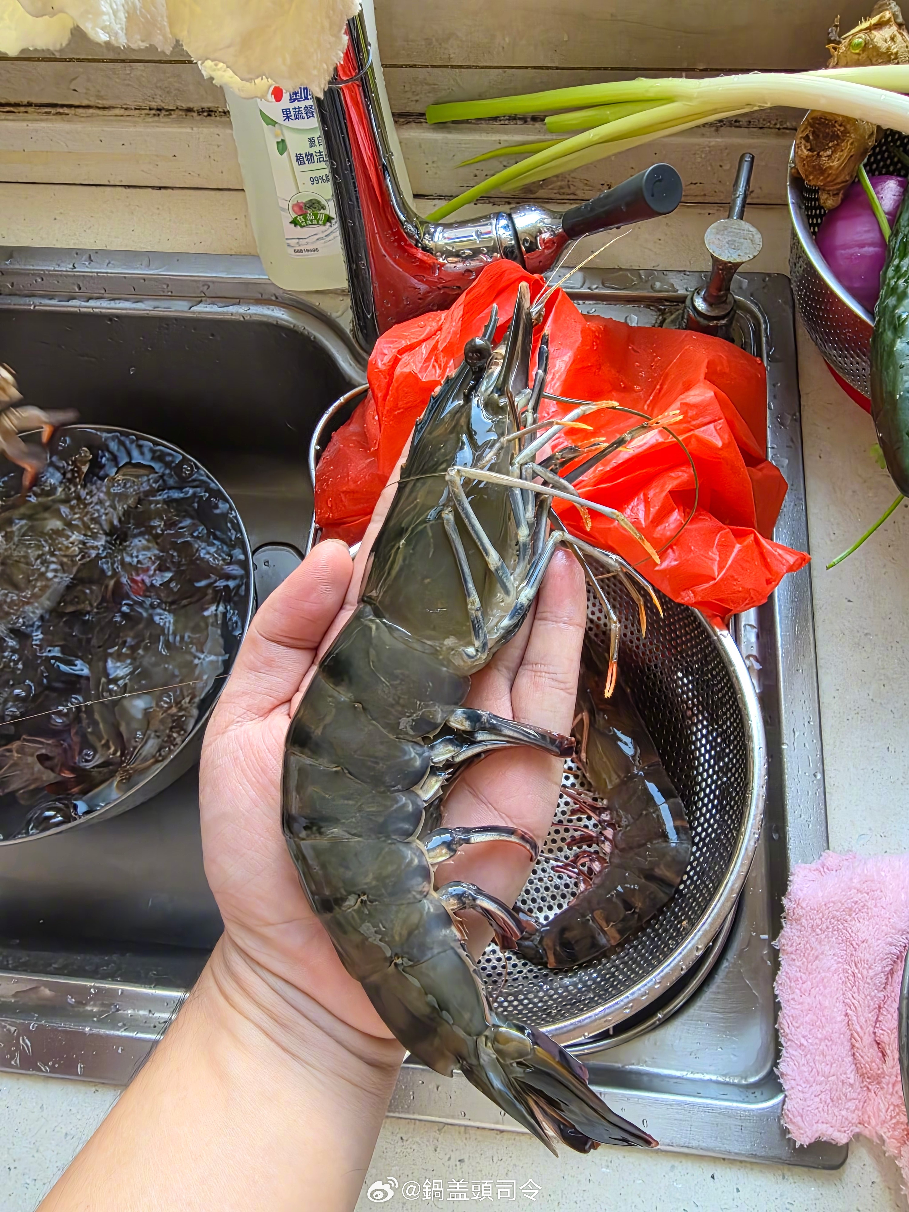 大家猜猜这个虾如果在酒店里烤一串卖多少钱合适？ ​​​
