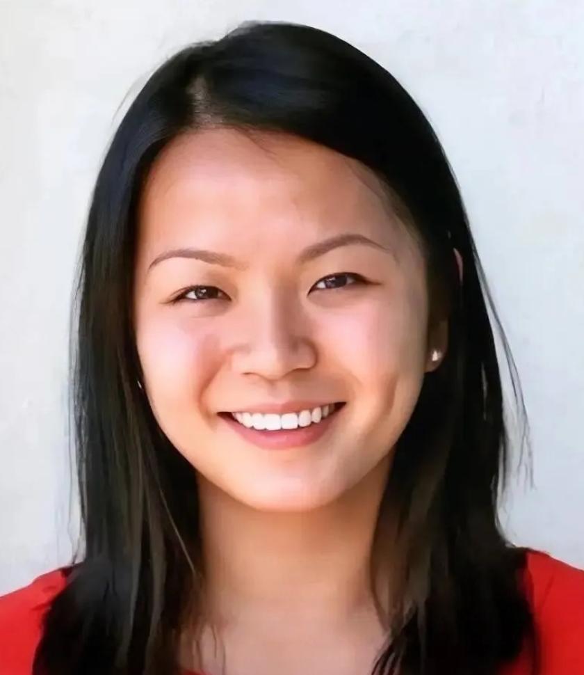 一个美籍华裔记者，长期靠骗访、造假混饭吃，如今被依法注销记者证、限期离境，纯属咎
