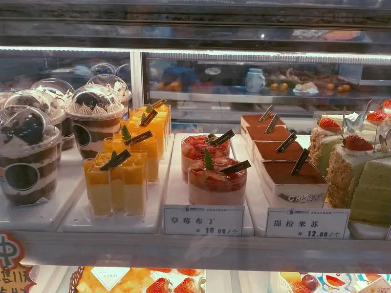 零食很忙和好想来的“万店竞赛”相当精彩。短短几年，“一万家”成了量贩零食行业新门