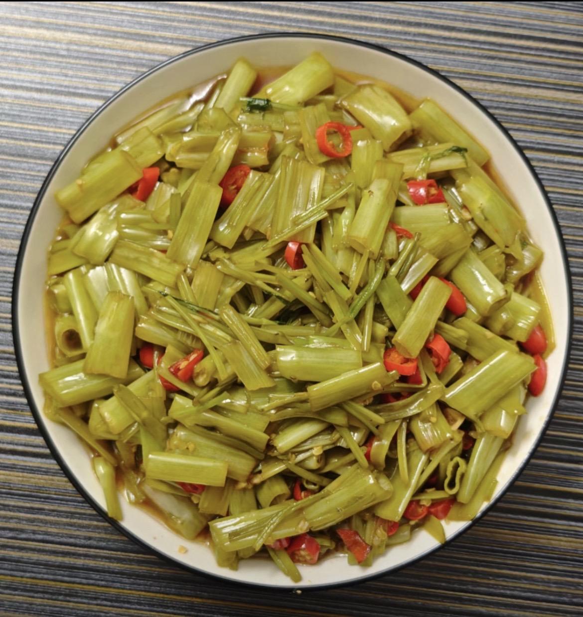 今夜的晚餐。酸空心菜梗配白米饭