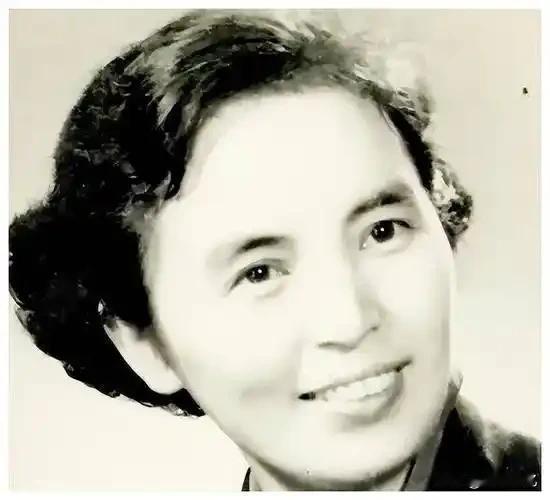 27岁司令员遇地下党姑娘晕倒，背后真相比影视剧还惊险！
 
一天，27岁的司令员