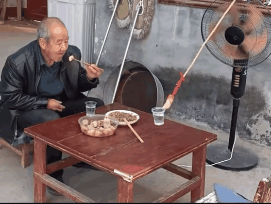 大爷为了痛痛快快喝上一顿舒心酒，真是把心思都用尽了！大爷年纪大了，身边的邻居都不