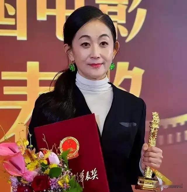 掌心，原来拍唐朝诡事录的导演选角很意外，让她出演女皇帝，她的眼睛还挺有震慑力的，