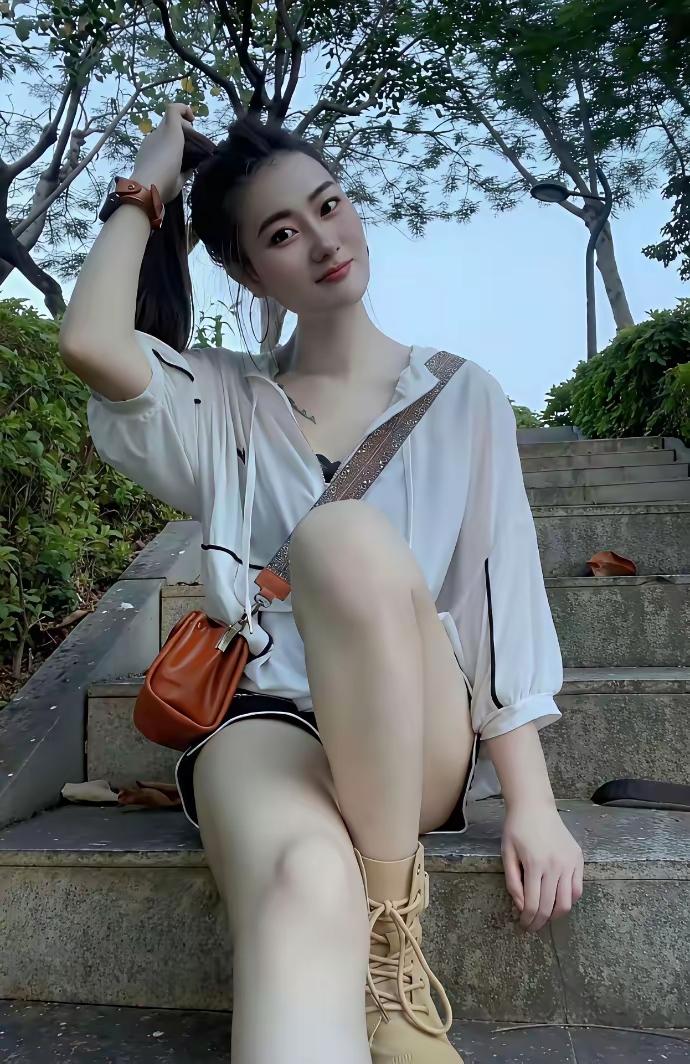 办公室恋情：是职场蜜糖还是砒霜？

家人们，办公室恋情就像开盲盒，说不定哪天就撞