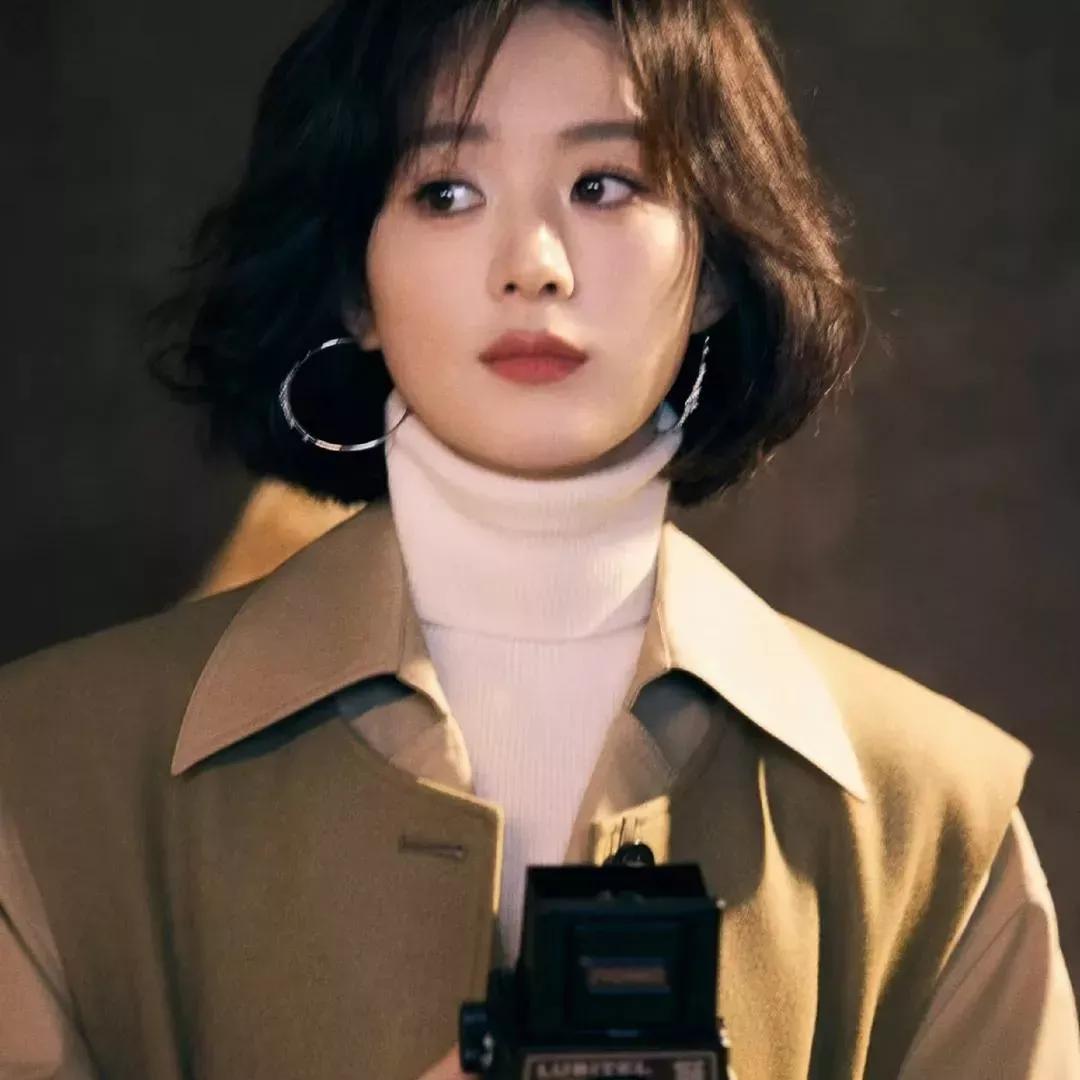 都市职场女性，自信优雅，手持相机，准备拍摄。