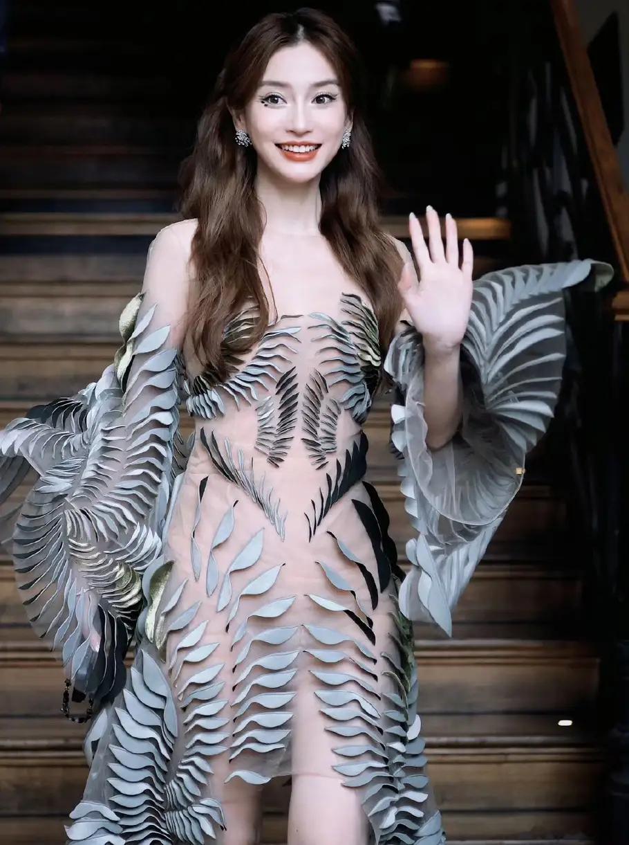Angelababy森林精灵镜头下的她，肌肤在自然光里透着细腻光泽，轮廓线条利落